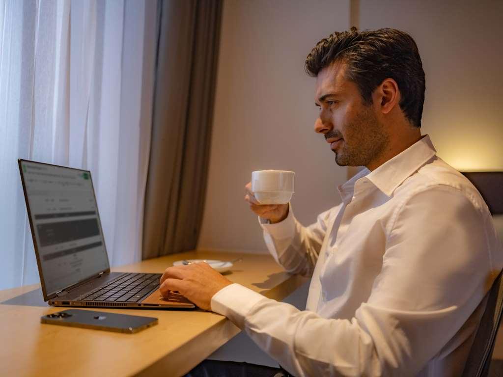 Galeria Plaza San Jeronimo Hotell Mexico City Rum bild A man working on a laptop